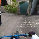 60 metri in discesa con la bici in una diga