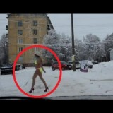 In russia si attraversa la strada piena di neve così
