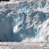Staccamento spettacolare di un ghiacciaio