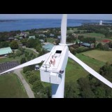 Un drone filma un uomo a 60 metri di altezza