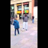 Cristiano Ronaldo stupisce un bambino per le strade di Madrid